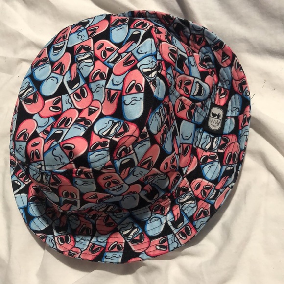 *AWESOME* Pill Bucket Hat in Blue and Pink - Picture 2 of 9